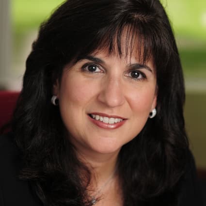 Maria Ryan, Vicepresidenta y Directora de Odontología