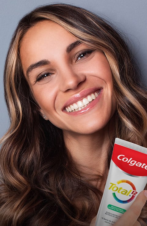 mujer sonriente mostrando los dientes blancos