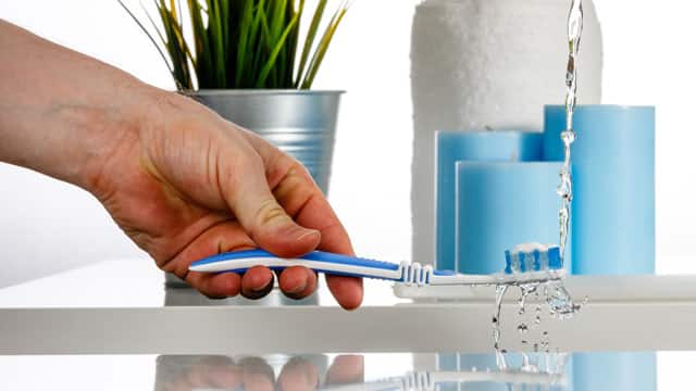 Clean toothbrush with flowing water