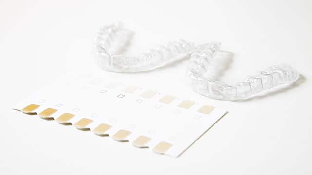 Tooth whitening kit with color samples