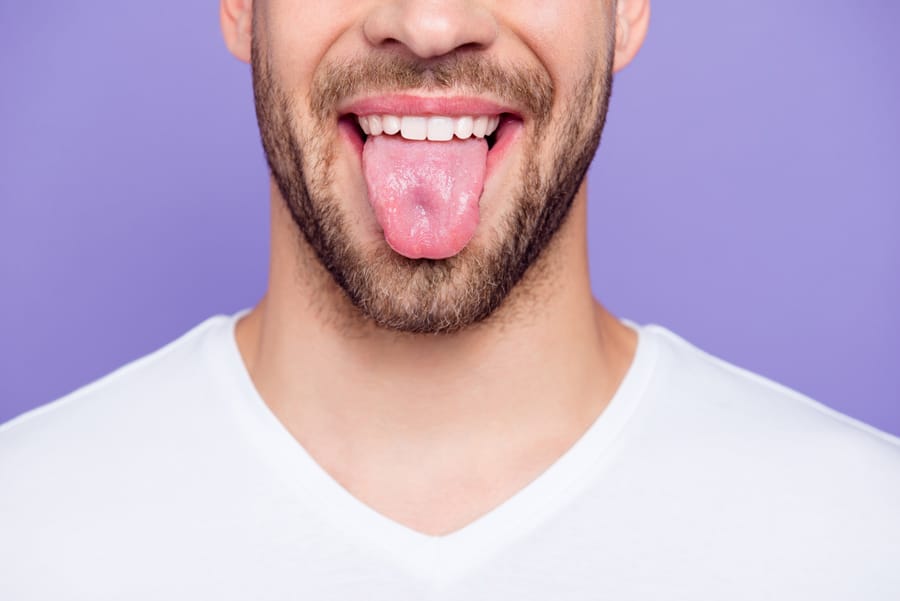Hombre mostrando su lengua
