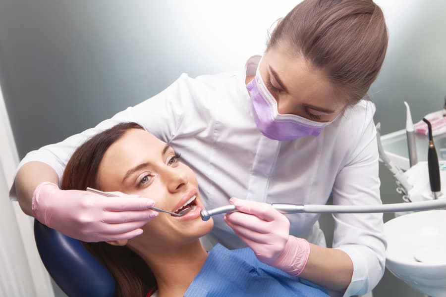 Mujer en revisión dental