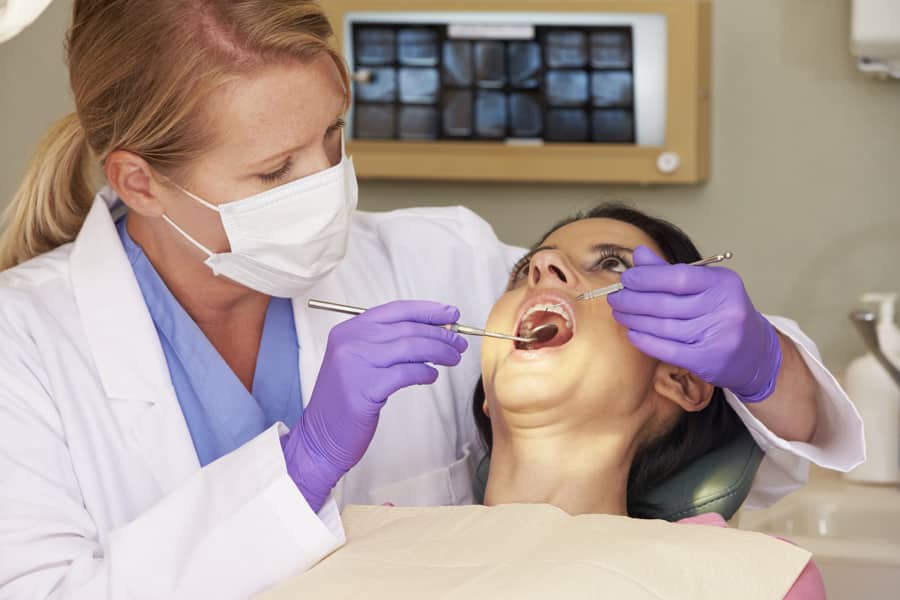 Mujer en revisión dental