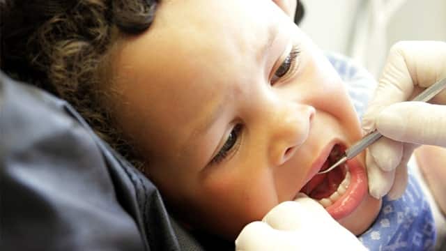 niño pequeño en el dentista infantil