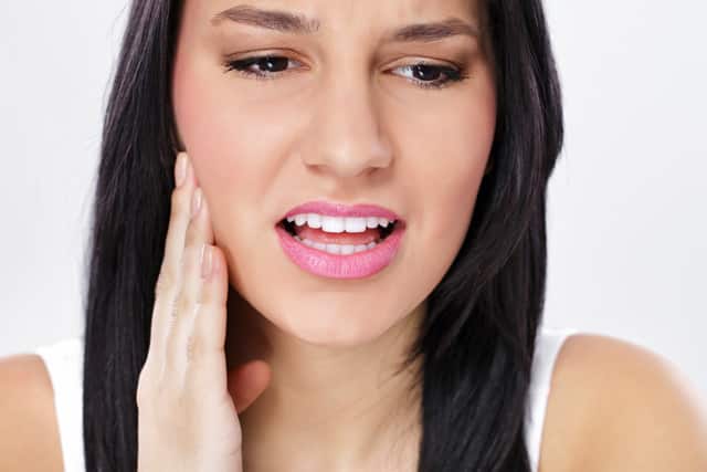 Mujer sufriendo de dolor dental
