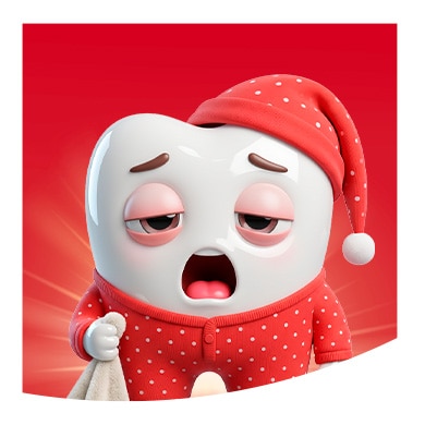 Caricatura de un diente con sueño, usando pijama y gorro de dormir rojos con bolitas blancas, bostezando mientras sostiene una vela encendida.