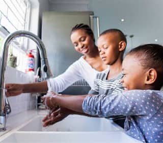 ครอบครัวกำลังล้างมือด้วยกัน