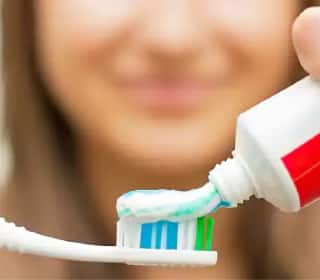 คนที่ใช้แปรงสีฟันใหม่