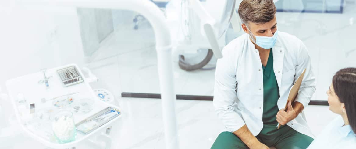 Un dentista y su paciente.  