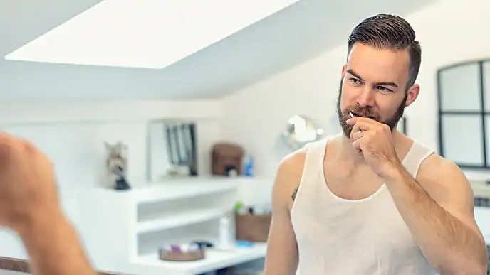 Hombre cepillándose los dientes