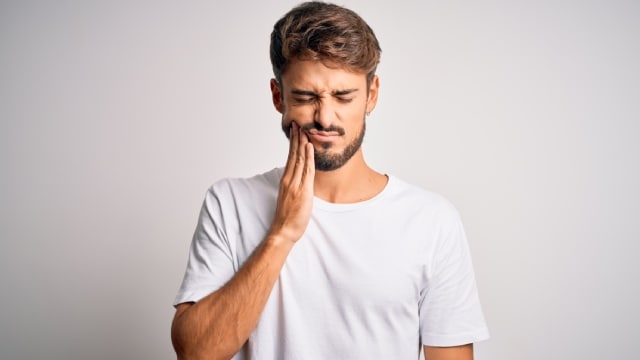 Hombre con dolor de muela