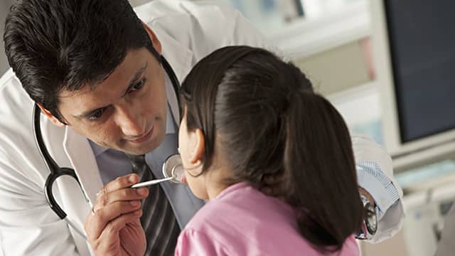 niña en cita odontológica