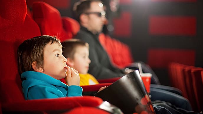 sinemada çocuklar ve adam