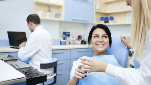 diş ofisinde gülümseyen hasta