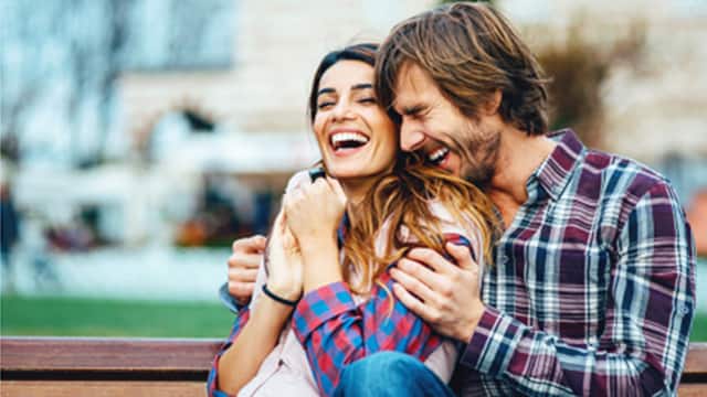 Pareja abrazados y sonriendo