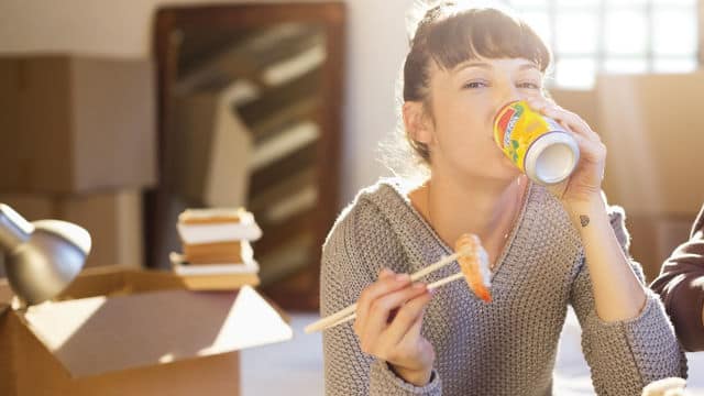 Mujer comiendo
