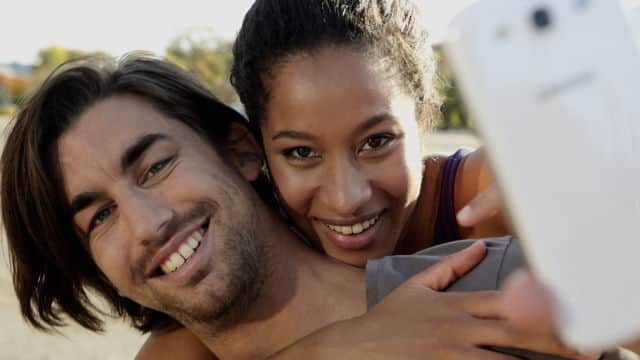 Pareja sonriente se toma una selfie