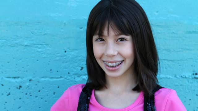 Niña sonriendo con brackets