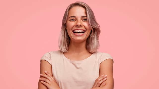 Mujer con brazos cruzados sonriendo