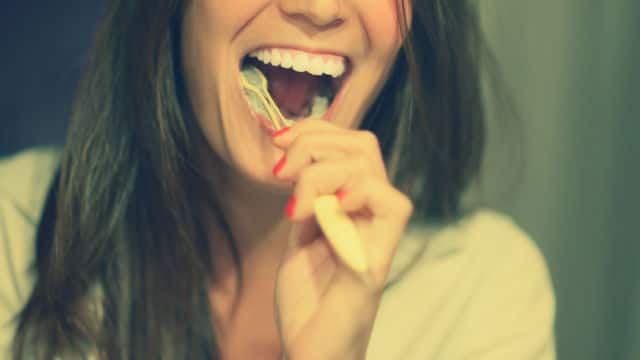 Mujer cepillándose los dientes 