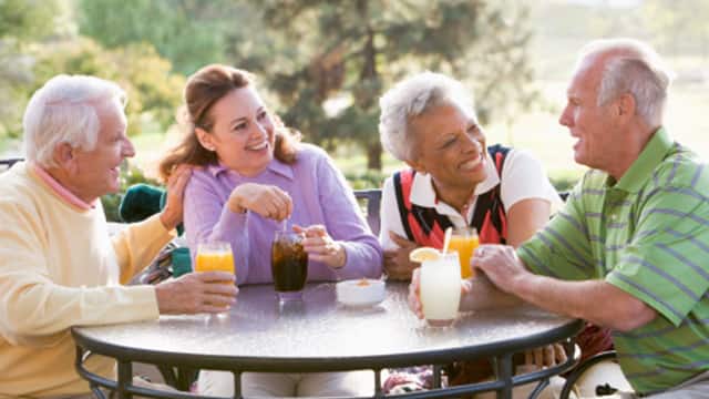 Un grupo de adultos mayores con bebidas heladas
