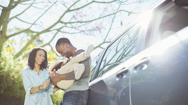 Familia de tres jugando en el auto