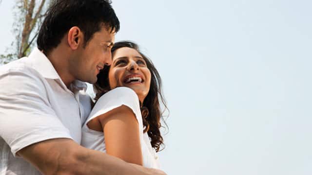 Una pareja abrazada al aire libre