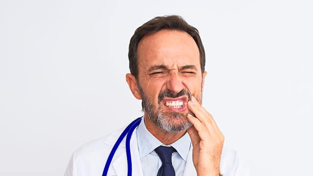 man whit toothache