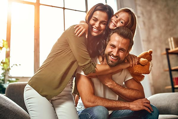 Familia feliz jugando con sus hijos