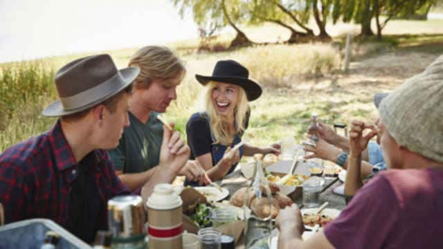 amigos reunidos comiendo y sonriendo