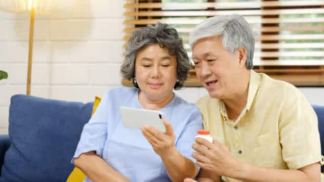 Pareja mayor pasando el rato