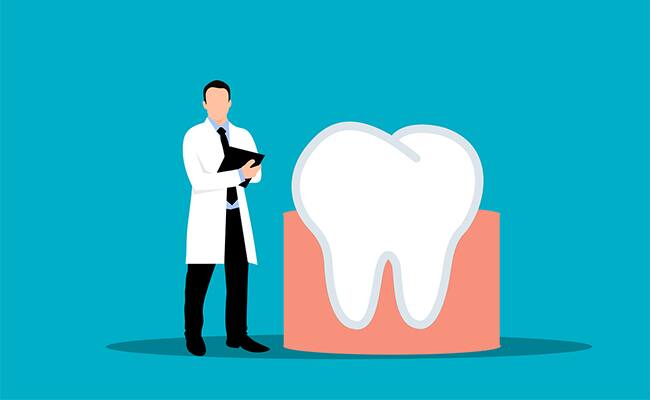 Bir dişin yanındaki dişçi.