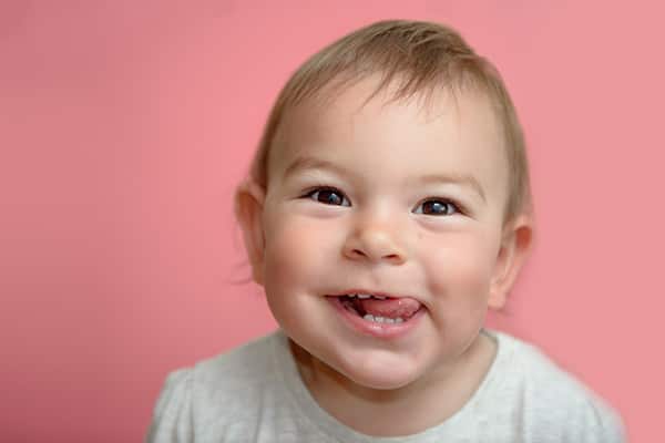 Bebé sonriendo y sacando la lengua