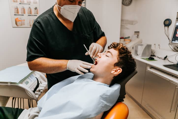 Mujer mayor sonriente en el consultorio dental