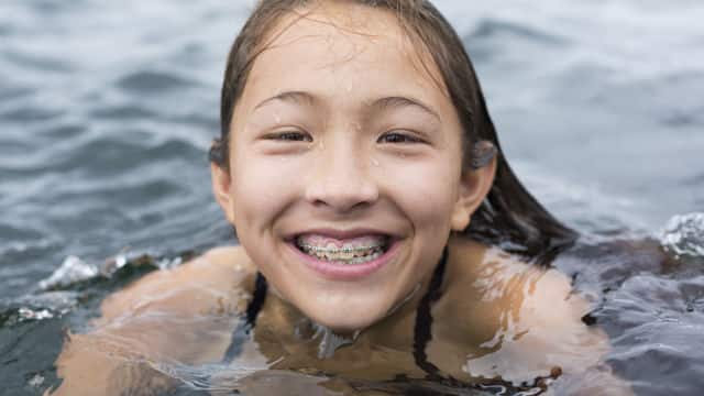 Niña saliendo del agua 
