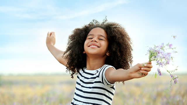 Niña feliz en el campo jugando