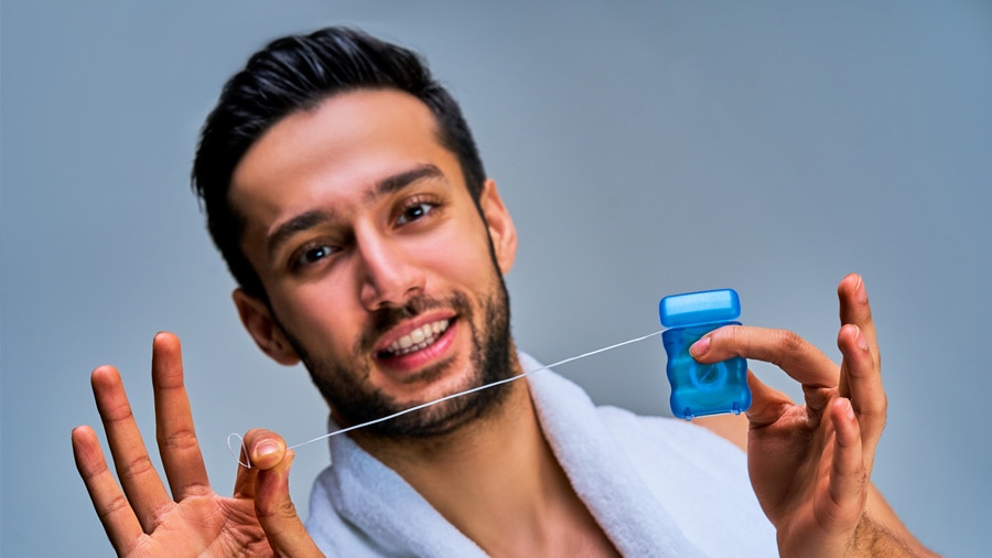 الفرق بين خيط الأسنان وشريط الأسنان