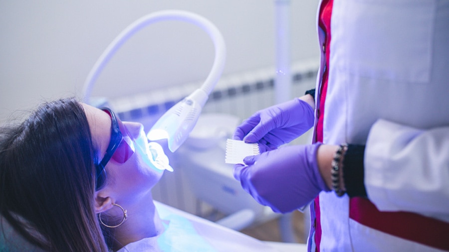 تبييض الأسنان بتقنية الزووم