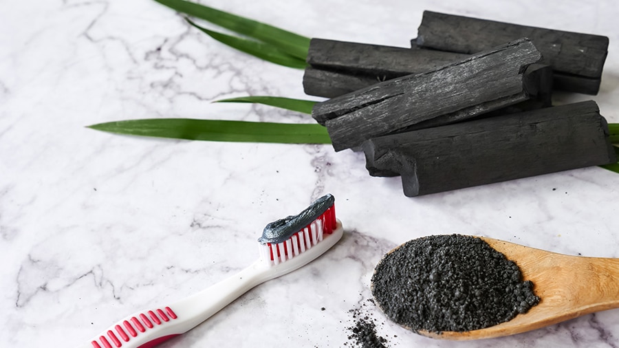 معجون اسنان بالفحم