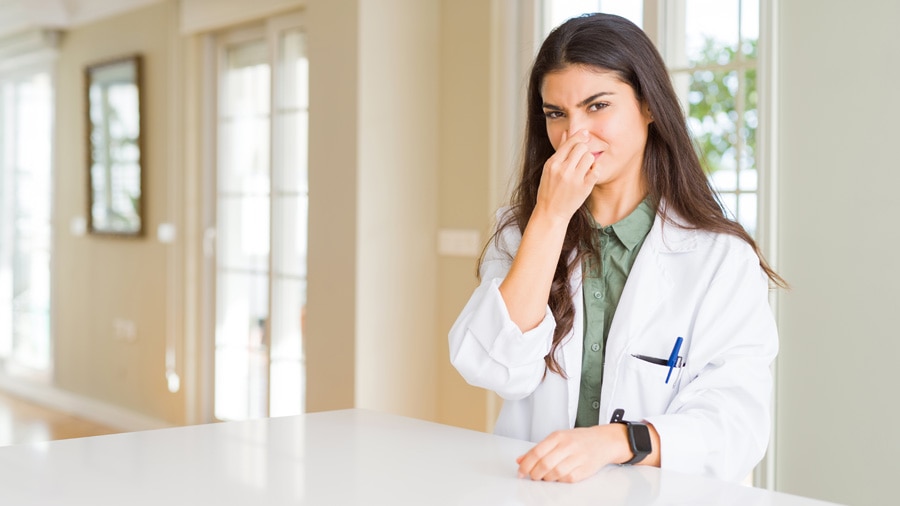 أسباب رائحة الفم الكريهة وعلاجها