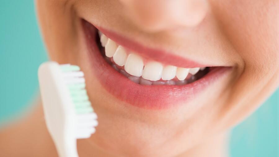 Vista cercana de una mujer cepillandose los dientes
