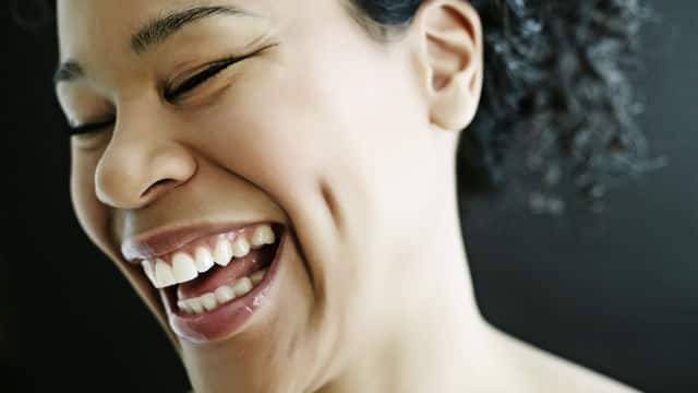 Mujer sonrie 