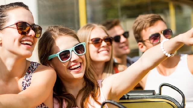 amigos com sorriso perfeito tirando uma selfie