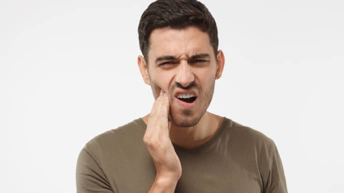 mujer sonriendo en la nieve