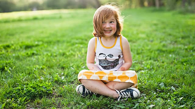 Niña sonriente en el parque