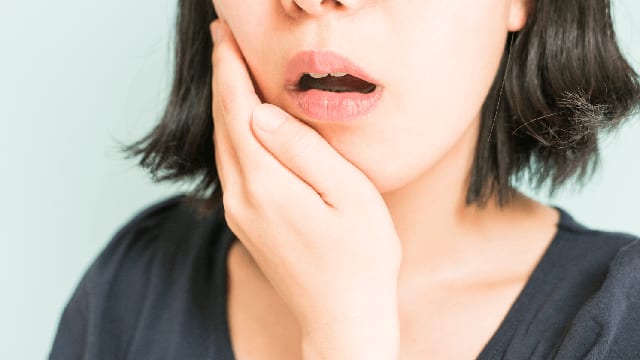 Mujer pensativa y preocupada