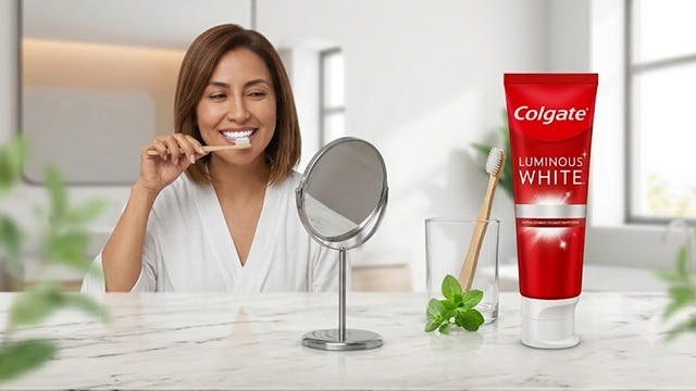 mujer-con-sonrisa-perfecta-debido-a-su-blanqueamiento-dental