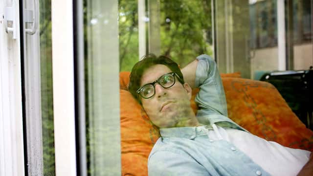 Hombre relajado mirando a través de una ventana