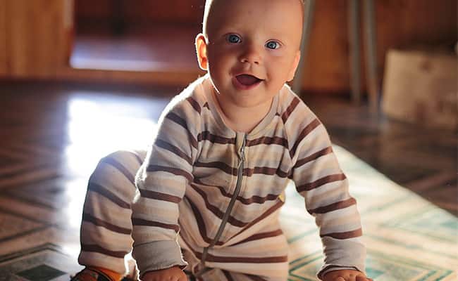 gülümseyen bebek oturuyor