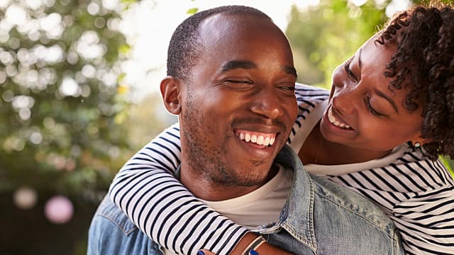 Pareja feliz sonriente